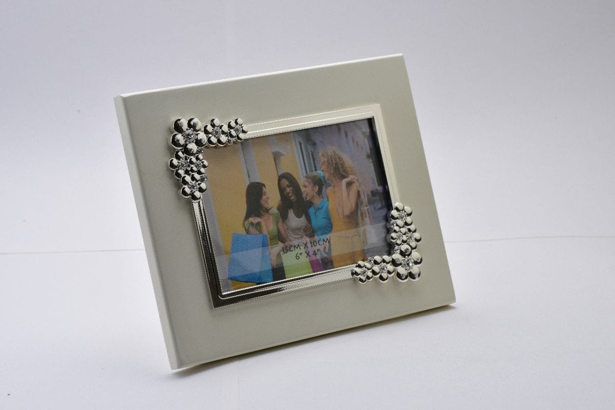 PHOTFRAME WITH FLOWERS in wooden base